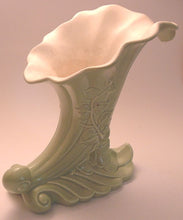 Load image into Gallery viewer, Red Wing Pottery Cornucopia Vase (1098)